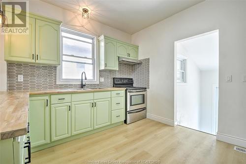 886 Lincoln, Windsor, ON - Indoor Photo Showing Kitchen