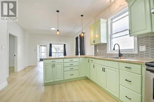 886 Lincoln, Windsor, ON - Indoor Photo Showing Kitchen With Upgraded Kitchen