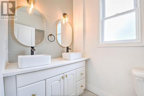 886 Lincoln, Windsor, ON - Indoor Photo Showing Bathroom