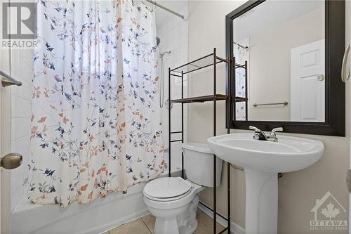 10 Roundhay Drive, Ottawa, ON - Indoor Photo Showing Bathroom