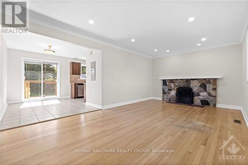 10 Roundhay Drive, Ottawa, ON - Indoor Photo Showing Living Room