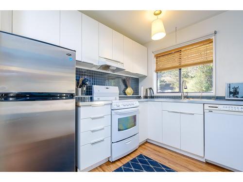 301 - 1510 Nickelplate Road, Rossland, BC - Indoor Photo Showing Kitchen