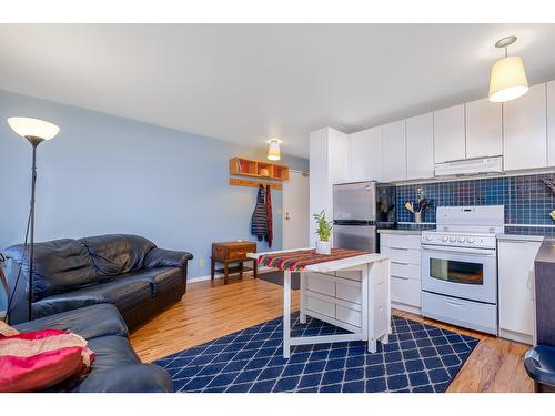 301 - 1510 Nickelplate Road, Rossland, BC - Indoor Photo Showing Kitchen