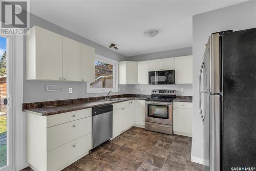 522 W Avenue S, Saskatoon, SK - Indoor Photo Showing Kitchen With Double Sink