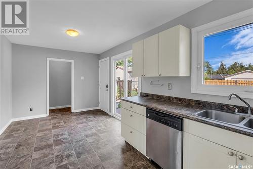 522 W Avenue S, Saskatoon, SK - Indoor Photo Showing Kitchen With Double Sink