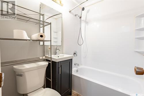 522 W Avenue S, Saskatoon, SK - Indoor Photo Showing Bathroom