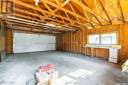 522 W Avenue S, Saskatoon, SK - Indoor Photo Showing Garage