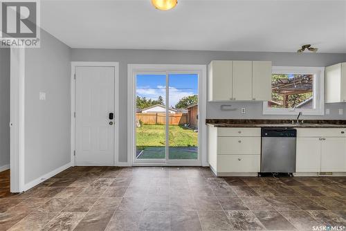 522 W Avenue S, Saskatoon, SK - Indoor Photo Showing Kitchen