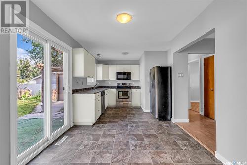 522 W Avenue S, Saskatoon, SK - Indoor Photo Showing Kitchen