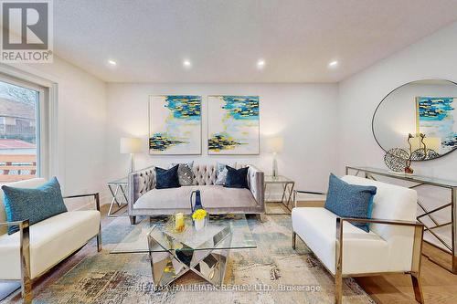 111 Hudson Crescent, Bradford West Gwillimbury, ON - Indoor Photo Showing Living Room