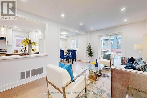 111 Hudson Crescent, Bradford West Gwillimbury, ON - Indoor Photo Showing Living Room