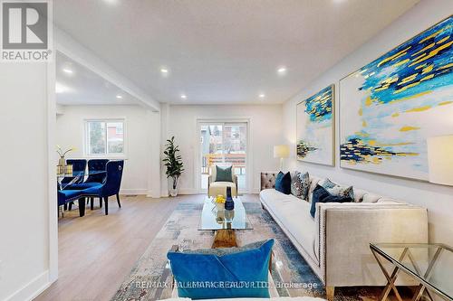 111 Hudson Crescent, Bradford West Gwillimbury, ON - Indoor Photo Showing Living Room