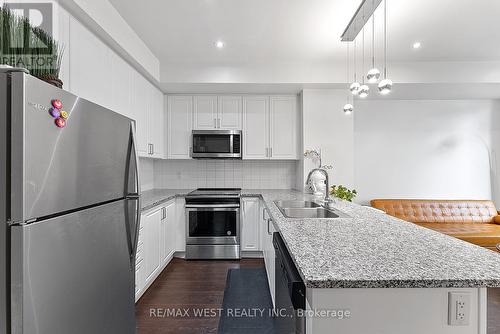 58 - 35 Applewood Lane, Toronto, ON - Indoor Photo Showing Kitchen With Stainless Steel Kitchen With Double Sink With Upgraded Kitchen