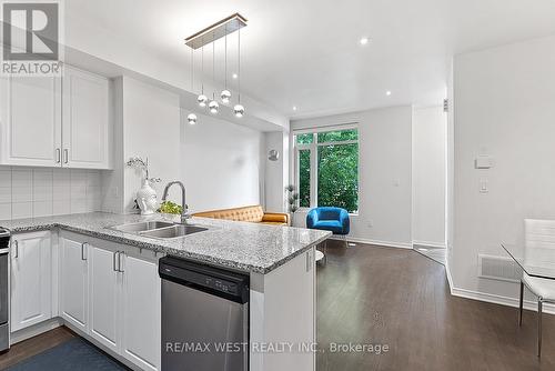 58 - 35 Applewood Lane, Toronto, ON - Indoor Photo Showing Kitchen With Double Sink With Upgraded Kitchen