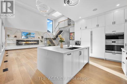 527 Taplow Crescent, Oakville, ON - Indoor Photo Showing Kitchen With Double Sink