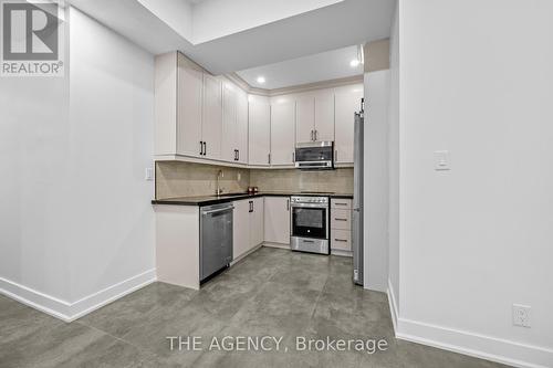 527 Taplow Crescent, Oakville, ON - Indoor Photo Showing Kitchen