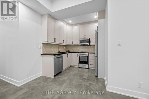 527 Taplow Crescent, Oakville, ON - Indoor Photo Showing Kitchen