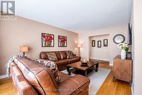 2479 Exeter Crescent, Burlington, ON - Indoor Photo Showing Living Room