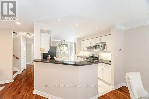 5522 Holbrook Road, Mississauga, ON - Indoor Photo Showing Kitchen With Upgraded Kitchen