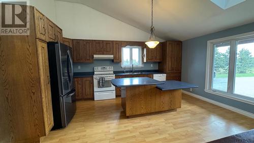 789 Hwy 652, Cochrane, ON - Indoor Photo Showing Kitchen