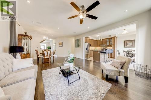 152 Frederick Pearson Street, East Gwillimbury, ON - Indoor Photo Showing Living Room