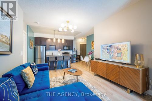 905 - 28 Linden Street W, Toronto (North St. James Town), ON - Indoor Photo Showing Living Room