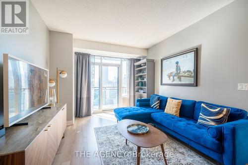 905 - 28 Linden Street W, Toronto, ON - Indoor Photo Showing Living Room