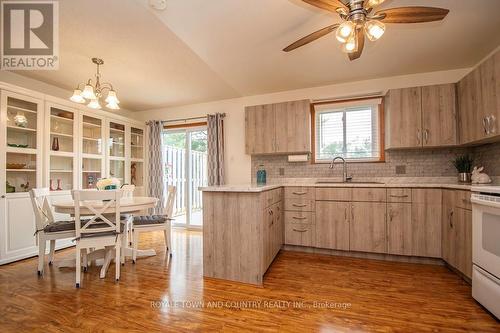 30 - 115 Mary Street W, Kawartha Lakes (Lindsay), ON - Indoor Photo Showing Kitchen