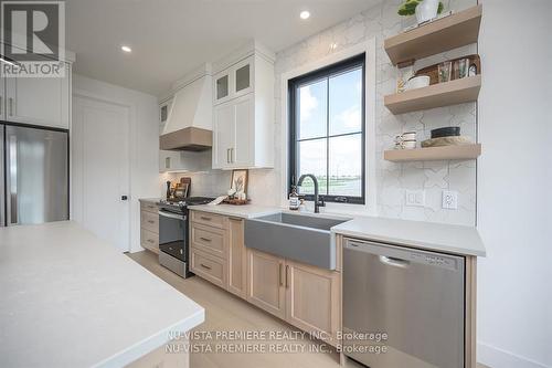 769 Gatestone Road, London, ON - Indoor Photo Showing Kitchen With Upgraded Kitchen