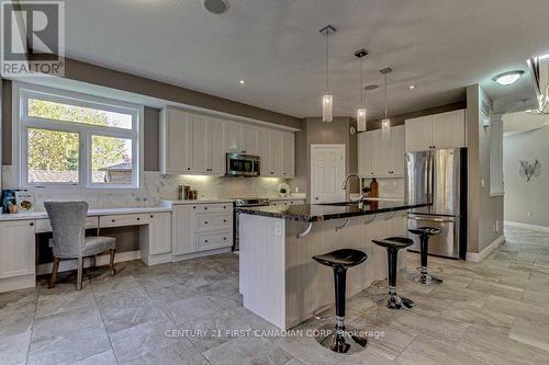 1056 Loft Court, London, ON - Indoor Photo Showing Kitchen With Upgraded Kitchen