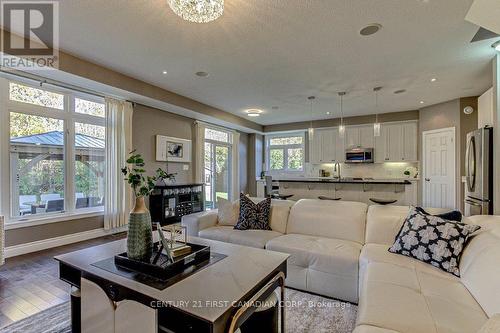 1056 Loft Court, London, ON - Indoor Photo Showing Living Room