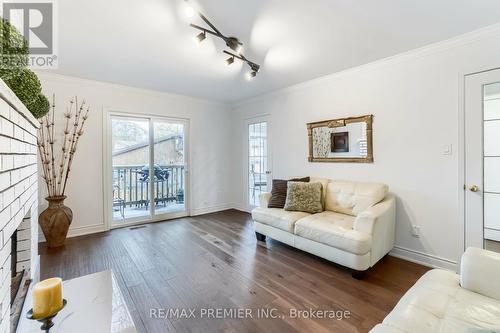 31 Stock Court, Cambridge, ON - Indoor Photo Showing Living Room