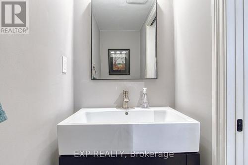 94 Benziger Lane, Hamilton (Winona), ON - Indoor Photo Showing Bathroom