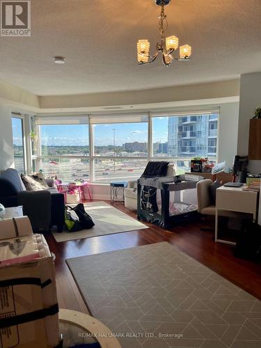 1018 - 135 Village Green Square, Toronto (Agincourt South-Malvern West), ON - Indoor Photo Showing Living Room