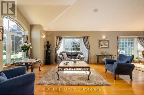 40 Bartok Crescent, Port Colborne, ON - Indoor Photo Showing Living Room