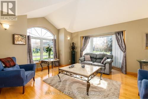 40 Bartok Crescent, Port Colborne, ON - Indoor Photo Showing Living Room