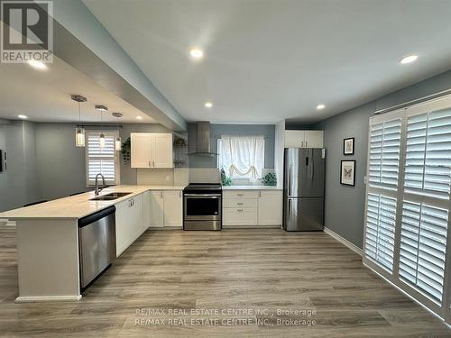 5673 Glenholme Avenue, Niagara Falls, ON - Indoor Photo Showing Kitchen With Double Sink With Upgraded Kitchen