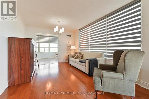 1711 - 268 Ridley Boulevard, Toronto (Bedford Park-Nortown), ON - Indoor Photo Showing Living Room