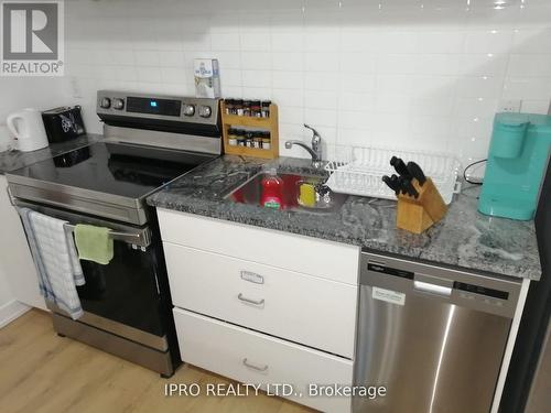 54 - 1740 Simcoe Street N, Oshawa (Samac), ON - Indoor Photo Showing Kitchen With Upgraded Kitchen