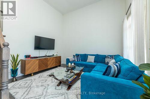 181 Westfield Drive, Whitby, ON - Indoor Photo Showing Living Room