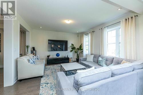 181 Westfield Drive, Whitby, ON - Indoor Photo Showing Living Room