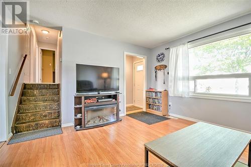 519 Richmond Street, Amherstburg, ON - Indoor Photo Showing Living Room