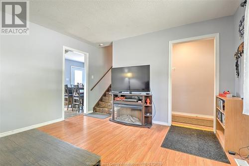 519 Richmond Street, Amherstburg, ON - Indoor Photo Showing Living Room