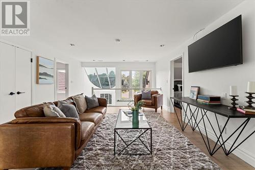 366 Elmgrove Drive, Lakeshore, ON - Indoor Photo Showing Living Room