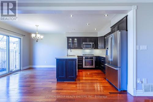 2064 Golden Orchard Trail, Oakville, ON - Indoor Photo Showing Kitchen