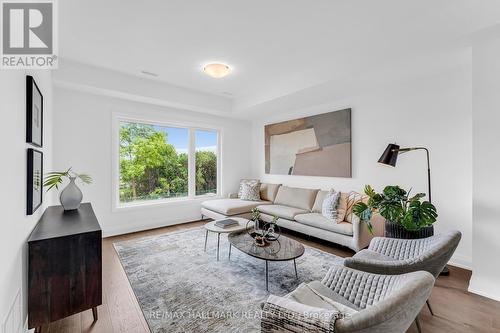 9 Persica Street, Richmond Hill (Oak Ridges), ON - Indoor Photo Showing Living Room