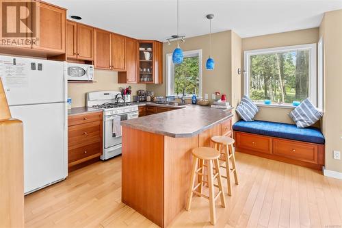 825 Cedar Bough Spur, Sidney Island, BC - Indoor Photo Showing Kitchen With Double Sink