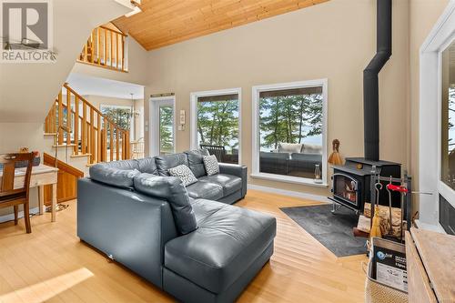 825 Cedar Bough Spur, Sidney Island, BC - Indoor Photo Showing Living Room