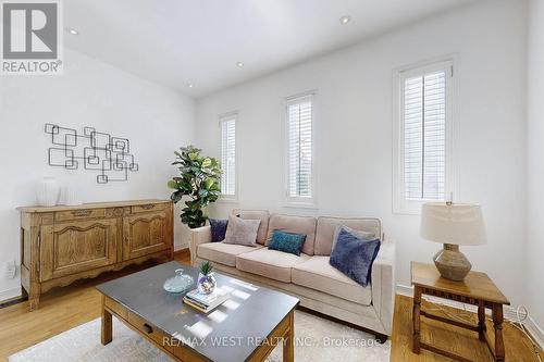 42 Brownstone Circle, Vaughan (Crestwood-Springfarm-Yorkhill), ON - Indoor Photo Showing Living Room