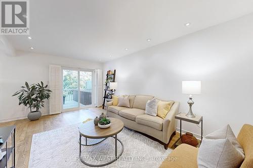 42 Brownstone Circle, Vaughan (Crestwood-Springfarm-Yorkhill), ON - Indoor Photo Showing Living Room